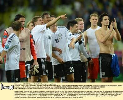 GDANSK, June 22, 2012 - Players of Germany greet the spectators after the quarterfinal match between Germany and Greece at the Euro 2012 football championships in Gdansk, Poland, June 22, 2012. Germany won 4-2. (Xinhua Ma Ning) (jyc) POLAND-GDANSK-EURO 2012 FOOTBALL CHAMPIONSHIPS-GERMANY VS GREECE 