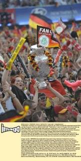 Fußballfans verfolgen ein Viertelfinalspiel anlässlich der UEFA Fußball-Europameisterschaft 2012 auf der Fanmeile in Berlin UEFA Fußball EM - Fußballfans in Berlin