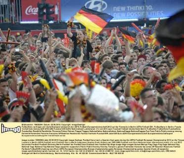 Fußballfans verfolgen ein Viertelfinalspiel anlässlich der UEFA Fußball-Europameisterschaft 2012 auf der Fanmeile in Berlin UEFA Fußball EM - Fußballfans in Berlin