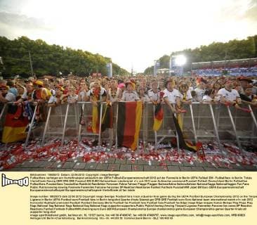 Fußballfans verfolgen ein Viertelfinalspiel anlässlich der UEFA Fußball-Europameisterschaft 2012 auf der Fanmeile in Berlin UEFA Fußball EM - Fußballfans in Berlin