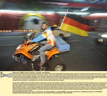 Deutsche Fußballfans feiern den Sieg ihrer Mannschaft im Viertelfinale nach dem Spiel Deutschland-Griechenland anlässlich der UEFA Fußball-Europameisterschaft 2012 auf dem Kurfürstendamm in Berlin UEFA Fußball EM - Fußballfans in Berlin