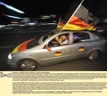 Deutsche Fußballfans feiern den Sieg ihrer Mannschaft im Viertelfinale nach dem Spiel Deutschland-Griechenland anlässlich der UEFA Fußball-Europameisterschaft 2012 auf dem Kurfürstendamm in Berlin UEFA Fußball EM - Fußballfans in Berlin