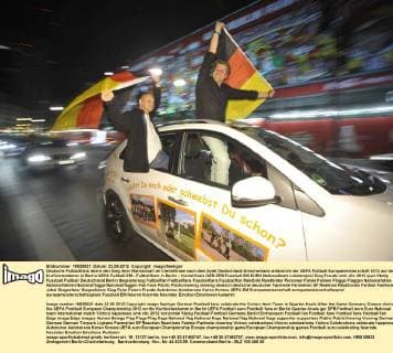 Deutsche Fußballfans feiern den Sieg ihrer Mannschaft im Viertelfinale nach dem Spiel Deutschland-Griechenland anlässlich der UEFA Fußball-Europameisterschaft 2012 auf dem Kurfürstendamm in Berlin UEFA Fußball EM - Fußballfans in Berlin