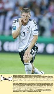 Bastian SCHWEINSTEIGER, Nr.7 DFB, gestikuliert und gibt Anweisungen, Aktion, Einzelbild, Gestik, Geste, Handbewegung, zeigen, deuten, fasst sich ins Gesicht, steht auf GERMANY - GREECE ( 4 : 2 ), Deutschland - Griechenland Viertelfinale, Quarterfinal, Deutsche Fussball Nationalmannschaft, DFB EM Euro 2012 am 22.06.2012 in Danzig, Europameisterschaft 2012 in P o l e n, U k r a i n e
