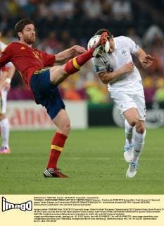 FUSSBALL EUROPAMEISTERSCHAFT 2012 VIERTELFINALE Spanien - Frankreich 23.06.2012 Hohes Bein: Xabi Alonso (li, Spanien) gegen Yohan Cabaye (re, Frankreich) 