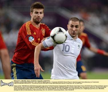 FUSSBALL EUROPAMEISTERSCHAFT 2012 VIERTELFINALE Spanien - Frankreich 23.06.2012 Gerard Pique (li, Spanien) gegen Karim Benzema (re, Frankreich) 