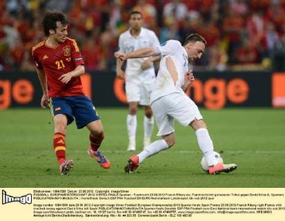 FUSSBALL EUROPAMEISTERSCHAFT 2012 VIERTELFINALE Spanien - Frankreich 23.06.2012 Franck Ribery (re, Frankreich) mit gerissenen Trikot gegen David Silva (li, Spanien) 