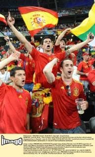 DONETSK, June 23, 2012 -- Fans of Spain react before the quarterfinal match at the Euro 2012 football championships in Donetsk, June 23, 2012. 