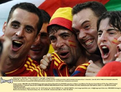 DONETSK, June 23, 2012 -- Fans of Spain react before the quarterfinal match at the Euro 2012 football championships in Donetsk, June 23, 2012. 