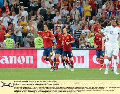 Sergio Busquets, Andres Iniesta and Xabi Alonso (Spain) - France vs Spain - UEFA Euro 2012 - 23 06 2012 - NLeGouic 