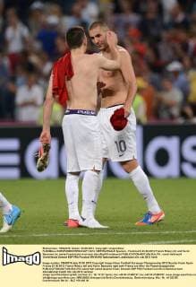 FUSSBALL EUROPAMEISTERSCHAFT 2012 VIERTELFINALE Spanien - Frankreich 23.06.2012 Franck Ribery (li) und Karim Benzema (re, beide Frankreich) sind nach dem Abpfiff enttäuscht 