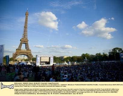 Public Viewing im Hyundai Fan Park Paris, Frankreich, vor dem Eiffelturm - 23 06 2012 JBAutissier 