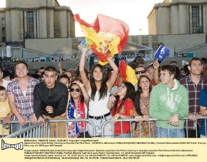 Spanische Fans beim Public Viewing im Hyundai Fan Park Paris - 23 06 2012 JBAutissier 