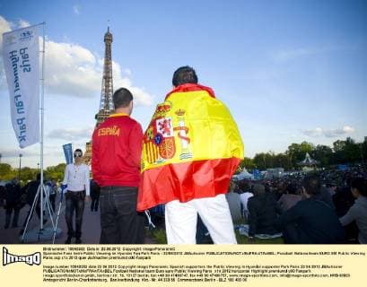 Spanische Fans beim Public Viewing im Hyundai Fan Park Paris - 23 06 2012 JBAutissier 