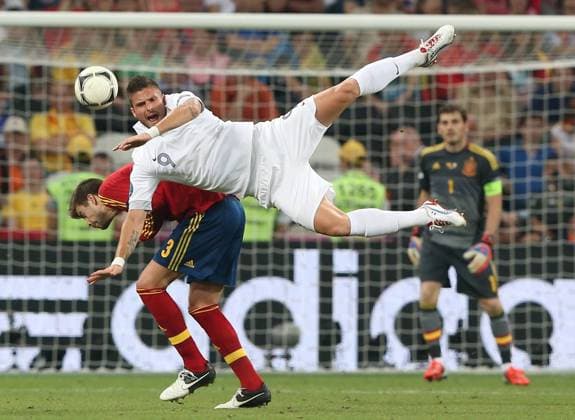 DONETSK, June 23, 2012 -- Olivier Giroud (C) of France heads the ball during their quarterfinal match against Spain at the Euro 2012 football championships in Donetsk, Ukraine, June 23, 2012. France lost 0-2. (Xinhua Meng Yongmin) (kh) UKRAINE-DONETSK-EURO 2012-QUARTERFINALS-SPAIN VS FRANCE 