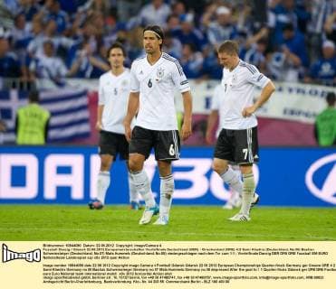 Fussball Danzig Gdansk 22.06.2012 Europameisterschaften Viertelfinale Deutschland (GER) - Griechenland (GRE) 4:2 Sami Khedira (Deutschland, No.06) Bastian Schweinsteiger (Deutschland, No.07) Mats Hummels (Deutschland, No.05) niedergeschlagen nach dem Tor zum 1:1