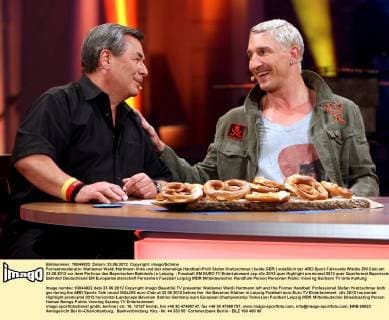 Fernsehmoderator Waldemar Waldi Hartmann links und der ehemalige Handball-Profi Stefan Kretzschmar ( beide GER ) anläßlich der ARD Sport-Talkrunde Waldis EM Club am 23.06.2012 vor dem Porticus des Bayerischen Bahnhofs in Leipzig.
