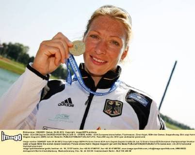 KANU - ECA EM Zagreb ZAGREB,KROATIEN,24.JUN.12 - DIVERS, KANU - ECA Europameisterschaften, Flachwasser, Einer-Kajak, 500m der Damen, Siegerehrung. Bild zeigt Katrin Wagner-Augustin (GER) mit der Medaille. 