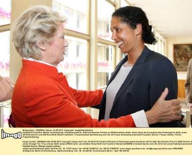 24.06.2012 Frankfurt, Römer im Kaisersaal, Verleihung des Dr. Gabriele Strecker Preises an DFB-Direktorin Steffi Jones durch die Sorooptimisten Preisträgerin Steffi Jones (DFB-Direktorin) und OB Petra Roth (Stadt Frankfurt)