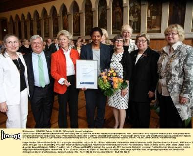24.06.2012 Frankfurt, Römer im Kaisersaal, Verleihung des Dr. Gabriele Strecker Preises an DFB-Direktorin Steffi Jones durch die Soroptimisten Frau Kathy Kaaf (Präsidentin Soroptimist International Europa), Klaus-Peter Müller (Commerzbank) OB Petra Roth (Stadt Frankfurt) Preisträgerin Steffi Jones (DFB-Direktorin) Angelika Amend (Vorsitzende SI Club Frankfurt HELP e.V.)