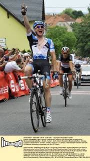 Fabian WEGMANN ( GER Garmin - Barracuda ) gewinnt zum dritten Mal die Deutschen Strassenmeisterschaften - Finish - Aktion - hoch - Event: Deutsche Meisterschaften - Strasse - Location: Deutschland - Europa - Datum: 24.06.2012 - Contact