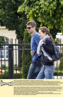 Thomas MUELLER, MÜLLER, DFB Nr.13 mit Ehefrau Lisa am Strand in Sopot am 24.06.2012 in Danzig, P O L E N, Frau, Ehefrau, Spielerfrau, privat Deutsche Fussball Nationalmannschaft, DFB EM Euro 2012 Europameisterschaft 2012 in P o l e n, U k r a i n e