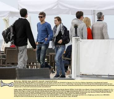 Thomas MUELLER, MÜLLER, DFB Nr.13 mit Ehefrau Lisa am Strand in Sopot am 24.06.2012 in Danzig, P O L E N, Frau, Ehefrau, Spielerfrau, privat Deutsche Fussball Nationalmannschaft, DFB EM Euro 2012 Europameisterschaft 2012 in P o l e n, U k r a i n e