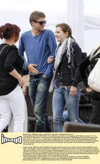 Thomas MUELLER, MÜLLER, DFB Nr.13 mit Ehefrau Lisa am Strand in Sopot am 24.06.2012 in Danzig, P O L E N, Frau, Ehefrau, Spielerfrau, privat Deutsche Fussball Nationalmannschaft, DFB EM Euro 2012 Europameisterschaft 2012 in P o l e n, U k r a i n e