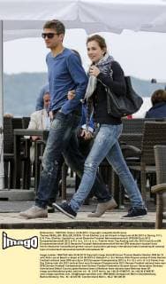Thomas MUELLER, MÜLLER, DFB Nr.13 mit Ehefrau Lisa am Strand in Sopot am 24.06.2012 in Danzig, P O L E N, Frau, Ehefrau, Spielerfrau, privat Deutsche Fussball Nationalmannschaft, DFB EM Euro 2012 Europameisterschaft 2012 in P o l e n, U k r a i n e
