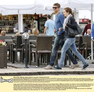 Thomas MUELLER, MÜLLER, DFB Nr.13 mit Ehefrau Lisa am Strand in Sopot am 24.06.2012 in Danzig, P O L E N, Frau, Ehefrau, Spielerfrau, privat Deutsche Fussball Nationalmannschaft, DFB EM Euro 2012 Europameisterschaft 2012 in P o l e n, U k r a i n e