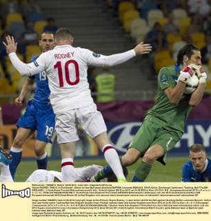 Wayne ROONEY, ENG10 im Zweikampf , Aktion um den Ball gegen Gianluigi BUFFON, Leonardo BONUCCI, ITA19 Aktion, Zweikampf, Spielszene, Tackling, Ball ITALIEN - ENGLAND ( : ) Viertelfinale Fussball Nationalmannschaft, Italy, United Kingdom EM Euro 2012 am 24.06.2012 in Kiew U K R A I N E , Europameisterschaft 2012 in P o l e n, U k r a i n e -