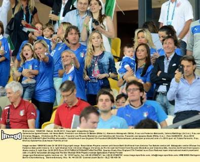 Italienische Spielerfrauen, mit Ilenia Betti, Freundin von Antonio Di Natale (Mitte li.), Aleonora Abbagnato (Mitte), Frau von Federico Balzaretti, Valeria Mettifogo (hi.2.re.), Frau von Christian Maggio, Christina de Pin (hi.re.), Freundin von Ricardo Montolivo und Valentina del Vecchio, Freundin von Ignazio Abate (Mitte, 2.re.) - Kiev 24 06 2012 - Euro 2012 allexsabba