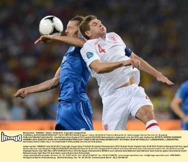 FUSSBALL EUROPAMEISTERSCHAFT 2012 VIERTELFINALE England - Italien 24.06.2012 Federico Balzaretti (li, Italien) gegen Steven Gerrard (re, England) 