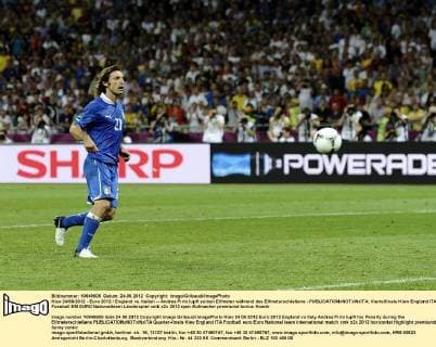 Kiev 24 06 2012 - Euro 2012 England vs. Italien -- Andrea Pirlo lupft seinen Elfmeter während des Elfmeterschießens - 
