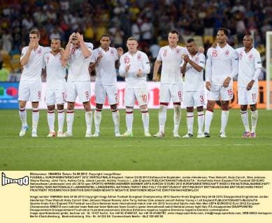 FUSSBALL EUROPAMEISTERSCHAFT 2012 VIERTELFINALE England - Italien 24.06.2012 Enttäuschte Engländer: Jordan Henderson, Theo Walcott, Andy Carroll, Glen Johnson, Wayne Rooney, John Terry, Ashley Cole, Joleon Lescott, Ashley Young (v.l., alle England) 