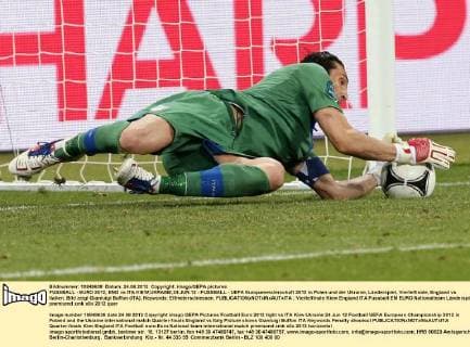 FUSSBALL - EURO 2012, ENG vs ITA KIEW,UKRAINE,24.JUN.12 - FUSSBALL - UEFA Europameisterschaft 2012 in Polen und der Ukraine, Länderspiel, Viertelfinale, England vs Italien. Bild zeigt Gianluigi Buffon (ITA). Keywords: Elfmeterschiessen. 