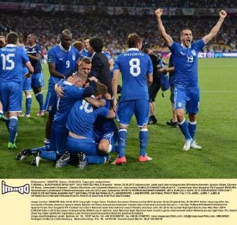 FUSSBALL EUROPAMEISTERSCHAFT 2012 VIERTELFINALE England - Italien 24.06.2012 Italienischer Jubel nach dem erfolgreichen Elfmeterschiessen: Ignazio Abate, Daniele De Rossi, Alessandro Diamanti, Claudio Marchisio und Leonardo Bonucci (v.l., alle Italien) 