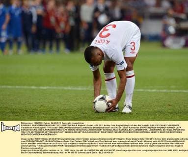 FUSSBALL EUROPAMEISTERSCHAFT 2012 VIERTELFINALE England - Italien 24.06.2012 Ashley Cole (England) legt sich den Ball zurecht 