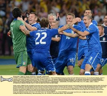 FUSSBALL EUROPAMEISTERSCHAFT 2012 VIERTELFINALE England - Italien 24.06.2012 Italienischer Jubel nach dem Elfmeterschiessen: Torwart Gianluigi Buffon, Antonio Cassano, Alessandro Diamanti, Daniele De Rossi, Giorgio Chiellini (v.l., alle Italien) 