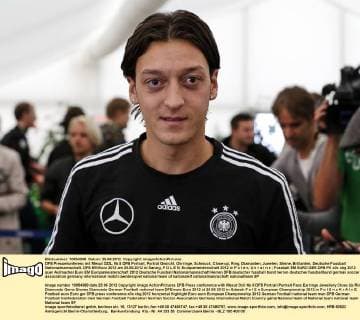 DFB Pressekonferenz mit Mesut ÖZIL, Nr.8 DFB Portrait, Porträt Gesicht, Ohrringe, Schmuck, Close-up, Ring, Diamanten, Juwelen, Steine, Brillanten, Deutsche Fussball Nationalmannschaft, DFB EM Euro 2012 am 25.06.2012 in Danzig, P O L E N, Europameisterschaft 2012 in P o l e n, U k r a i n e