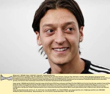 DFB Pressekonferenz mit Mesut ÖZIL, Nr.8 DFB Portrait, Porträt Gesicht, Ohrringe, Schmuck, Close-up, Ring, Diamanten, Juwelen, Steine, Brillanten, Deutsche Fussball Nationalmannschaft, DFB EM Euro 2012 am 25.06.2012 in Danzig, P O L E N, Europameisterschaft 2012 in P o l e n, U k r a i n e