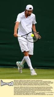 Wimbledon Championships 2012 AELTC,London, ITF Grand Slam Tennis Tournament, Philipp Petzschner (GER); Aktion,Einzelbild, Ganzkoerper,Hochformat,