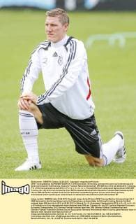 DFB-Training:Bastian SCHWEINSTEIGER, Nr.7 DFB Gymnastik, Stretching, aufwaermen,warm-up,Vorbereitung aufs Spiel,warmmachen Krafttraining, Deutsche Fussball Nationalmannschaft, DFB EM Euro 2012 am 25.06.2012 in Danzig, P O L E N, Europameisterschaft 2012 in P o l e n, U k r a i n e