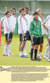 DFB-Training: Mannschaft steht hinter DFB Bundestrainer Joachim LOEW, LÖW , Mesut ÖZIL, 8 DFB,Sami KHEDIRA, 6DFB,Mats HUMMELS, 5 DFB,Jerome BOATENG, 20 DFB,Holger BADSTUBER, DFB Nr.14 Deutsche Fussball Nationalmannschaft, DFB EM Euro 2012 am 25.06.2012 in Danzig, P O L E N, Europameisterschaft 2012 in P o l e n, U k r a i n e