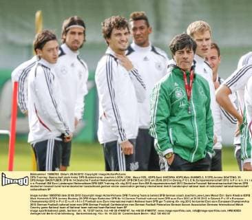 DFB-Training: Mannschaft steht hinter DFB Bundestrainer Joachim LOEW, LÖW , Mesut ÖZIL, 8DFB,Sami KHEDIRA, 6DFB,Mats HUMMELS, 5 DFB,Jerome BOATENG, 20 DFB,Holger BADSTUBER, DFB Nr.14 Deutsche Fussball Nationalmannschaft, DFB EM Euro 2012 am 25.06.2012 in Danzig, P O L E N, Europameisterschaft 2012 in P o l e n, U k r a i n e