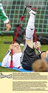DFB-Training: Bastian SCHWEINSTEIGER, Nr.7 DFB Gymnastik, Stretching, aufwärmen,warm-up,Vorbereitung aufs Spiel,warmmachen Deutsche Fussball Nationalmannschaft, DFB EM Euro 2012 am 25.06.2012 in Danzig, P O L E N, Europameisterschaft 2012 in P o l e n, U k r a i n e