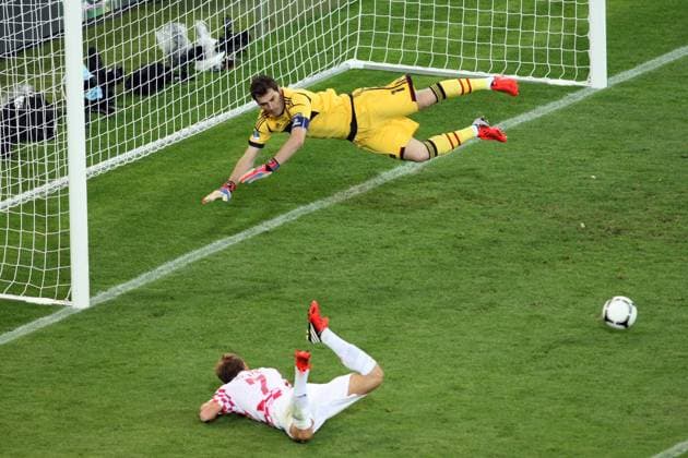 GDANSK 18.06.2012 UEFA EURO 2012 CHAMPIONSHIP GROUP C - CROATIA vs. SPAIN 0:1 - IKER CASILLAS and IVAN RAKITIC -  0S3G7599
