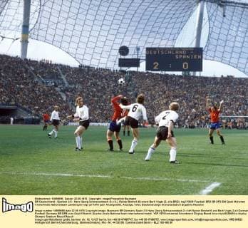 BR Deutschland - Spanien 2:0 - Hans Georg Schwarzenbeck (3.v.li.), Rainer Bonhof (6) sowie Berti Vogts (2, alle BRD)
