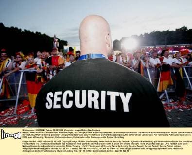 Berlin: Feature Security Fanmeile am Brandenburger Tor - Ausgelassene Stimmung unter den zahlreichen Fussballfans. Die deutsche Nationalmannschaft hat das Viertelfinalspiel der UEFA EURO 2012 mit 4:2 gewonnen und zieht ins Halbfinale ein.