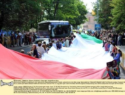 Wieliczka 27 06 2012 Empfang für die italienische Nationalmannschaft: Kinder präsentieren eine 50m lange Nationalfahne allexsabba